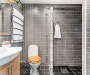 Helkaklat duschrum med tvättmaskin sutterängplan