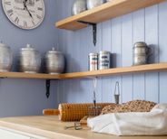 Lavendelblå spontad vägg i kök